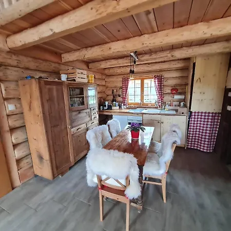 Naturstammhaus-blockhaus